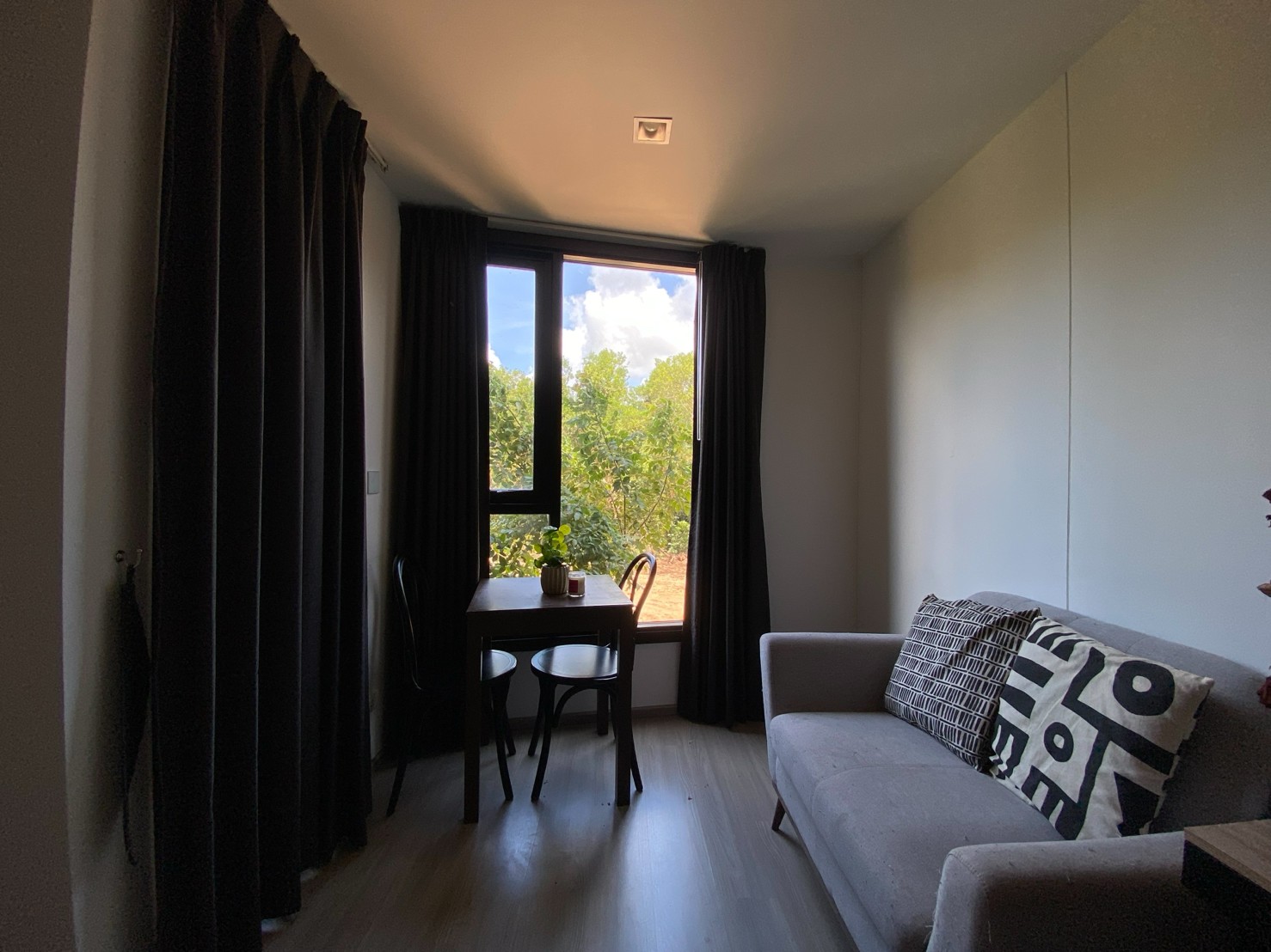 922d8b064b0a4e9796e3398441b8a61d-1