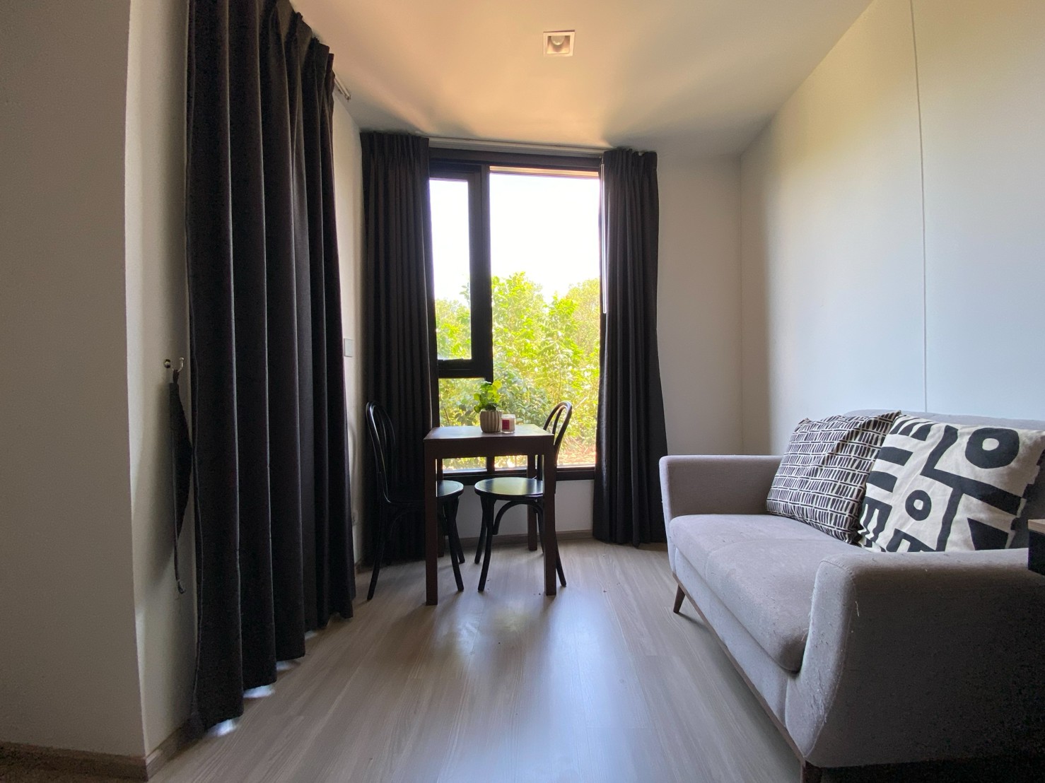 afd64a0485e84adcbc739b67b328389d-1