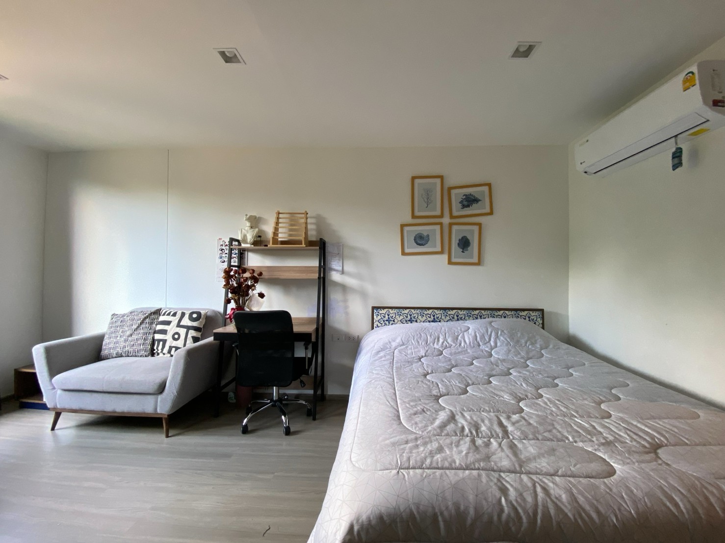 ca5fcd01ef1741f1a4ee8a0779151a98-1