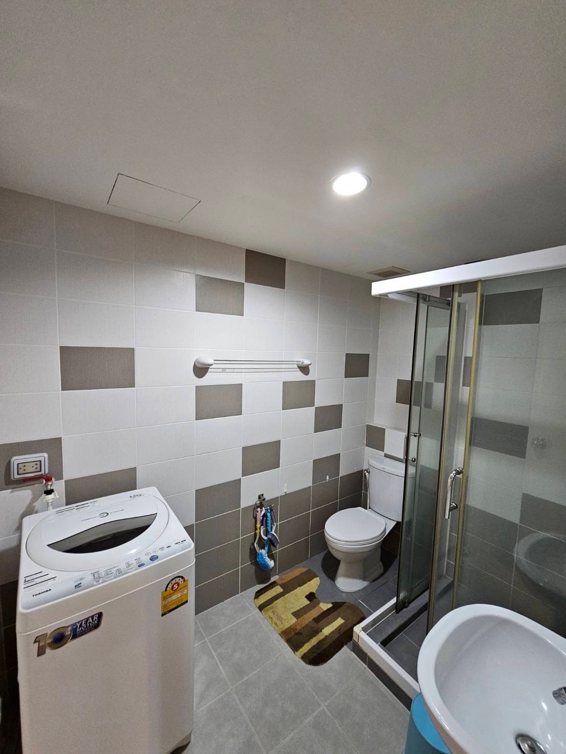 027e2d408e1e482ca4b0d48c259f887d-1