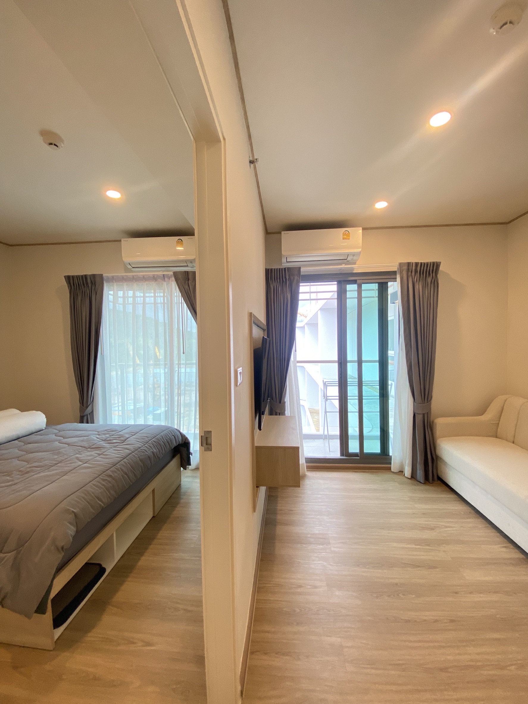 08EFC5AC-88C1-4837-85D2-DBCF3F414AC1-1