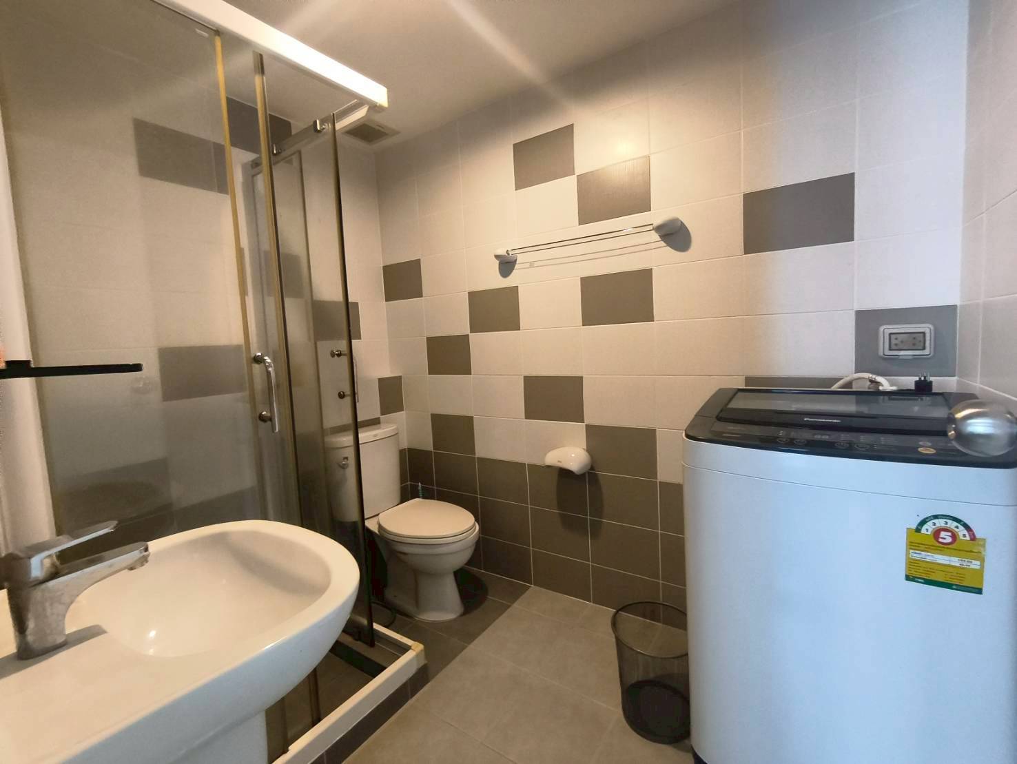 8ef923e9f88849f381707b94a0a24e98-1