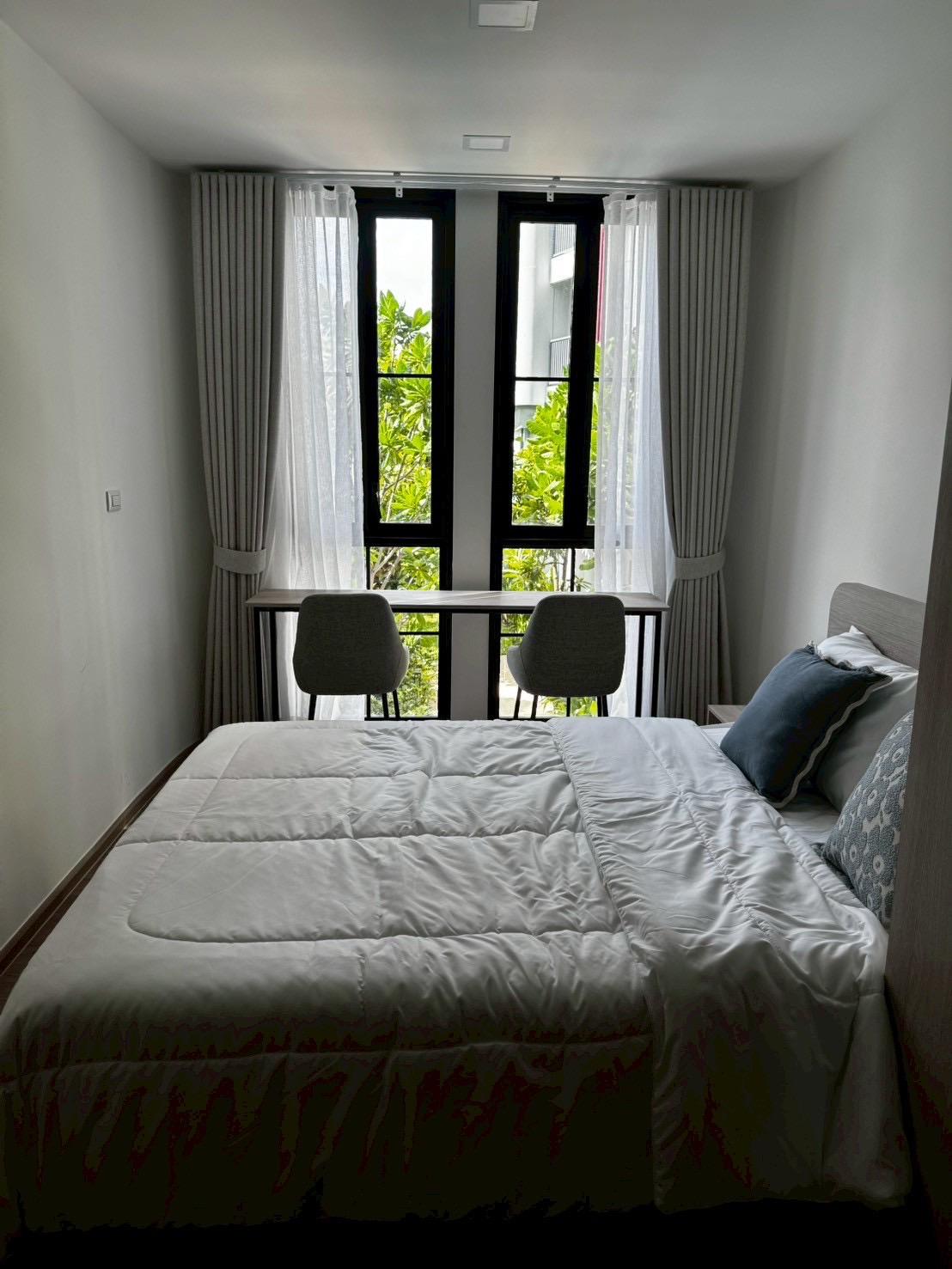 9e9707bd962543b9bef9e84e13de9de3-1