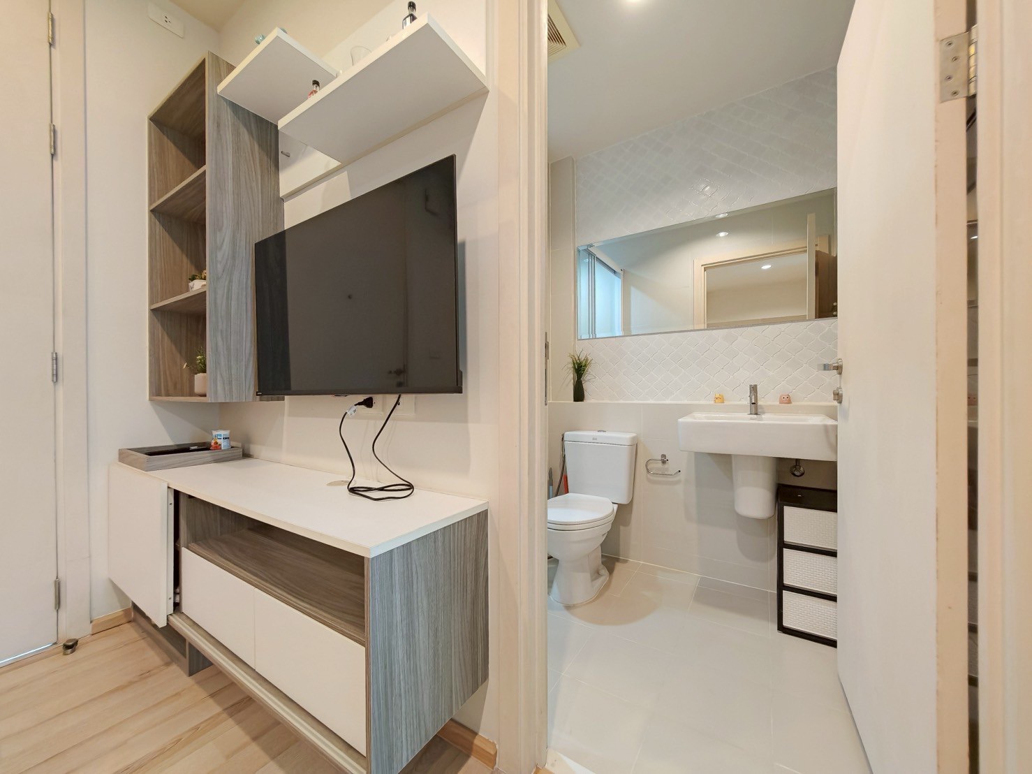 LINE_ALBUM_The-Base-Downtown-5187_250723_10-2