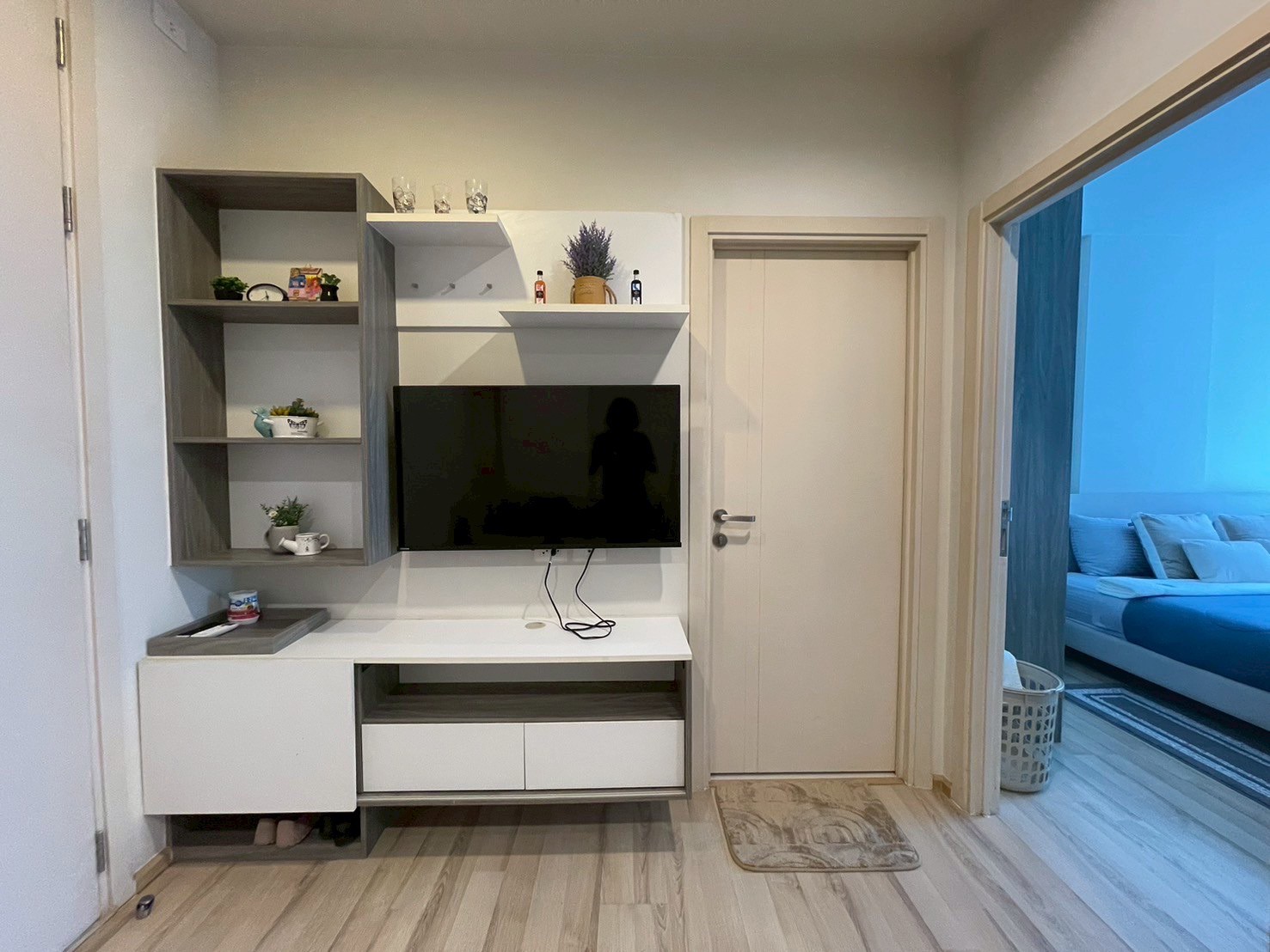 LINE_ALBUM_The-Base-Downtown-5187_250723_14-2