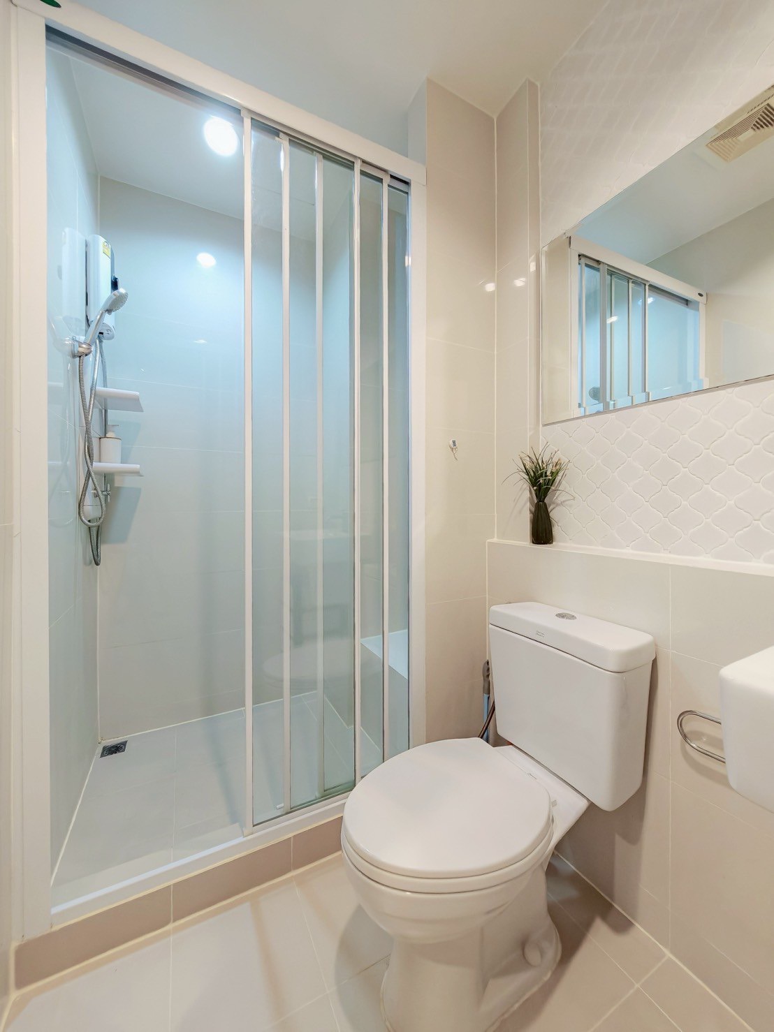 LINE_ALBUM_The-Base-Downtown-5187_250723_3-2