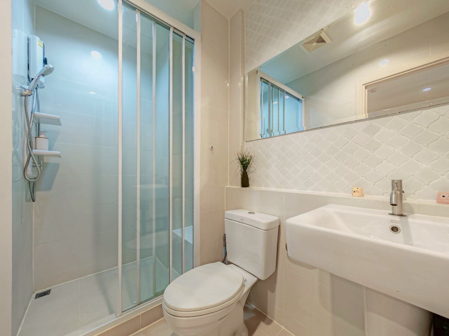 LINE_ALBUM_The-Base-Downtown-5187_250723_5-2