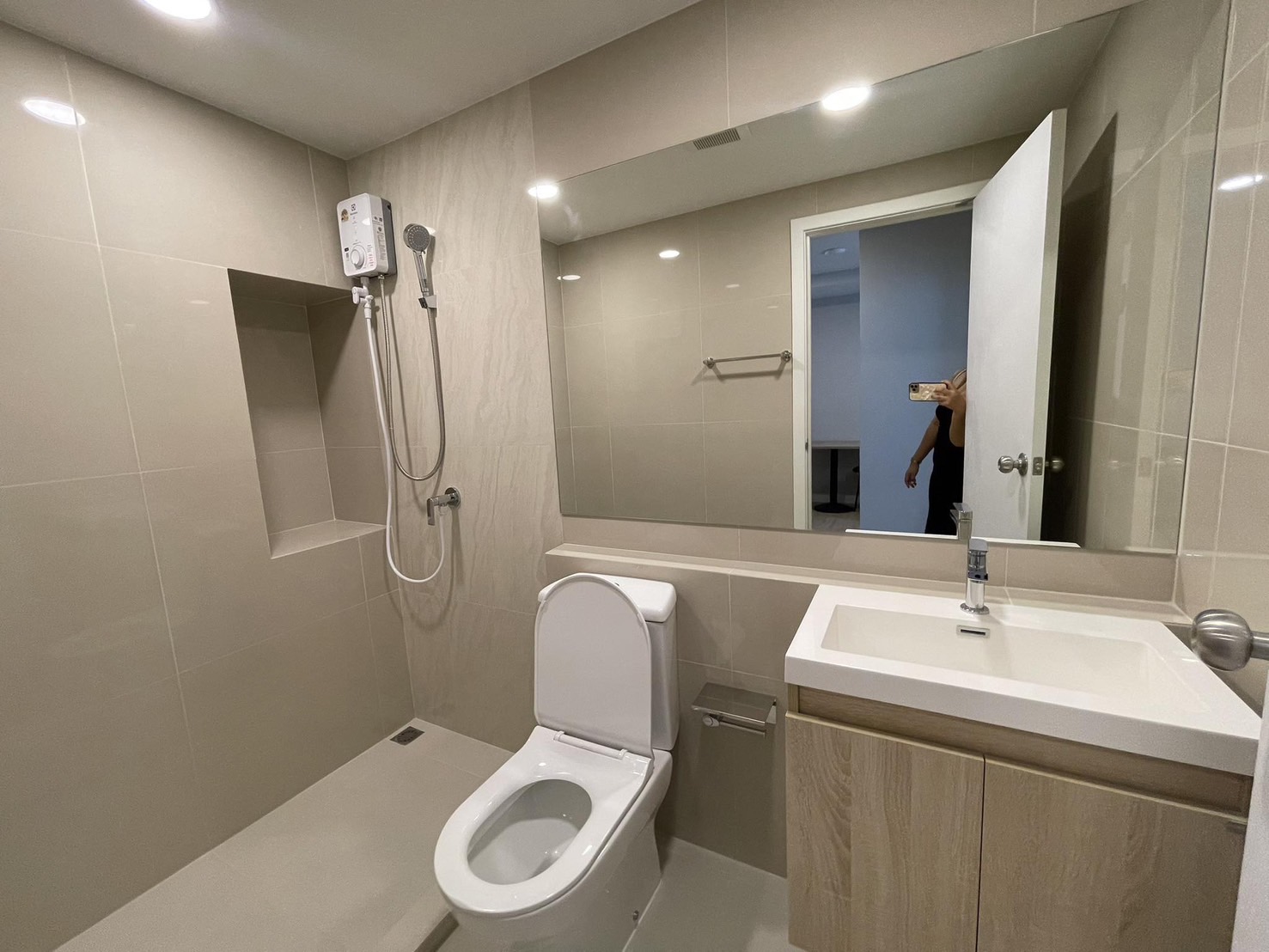 c3c8bd24b1a24b1686d2046089ff3cdc-1