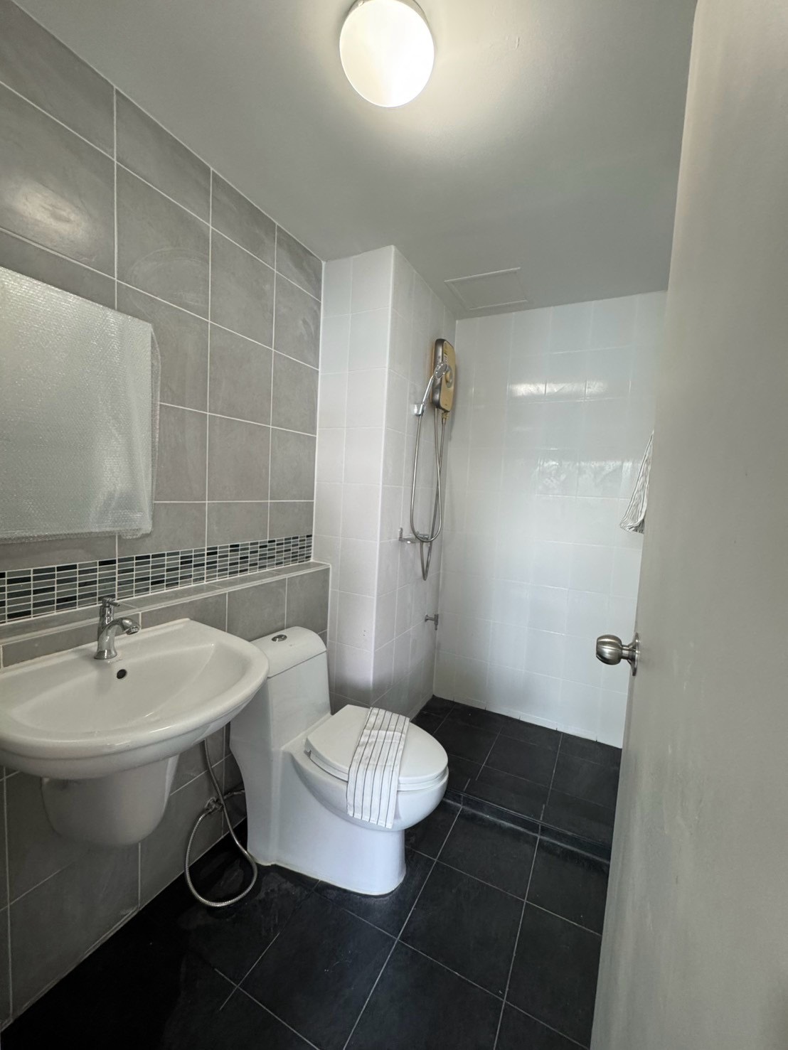 d043ae0541354195a644d0af37bfa989-1