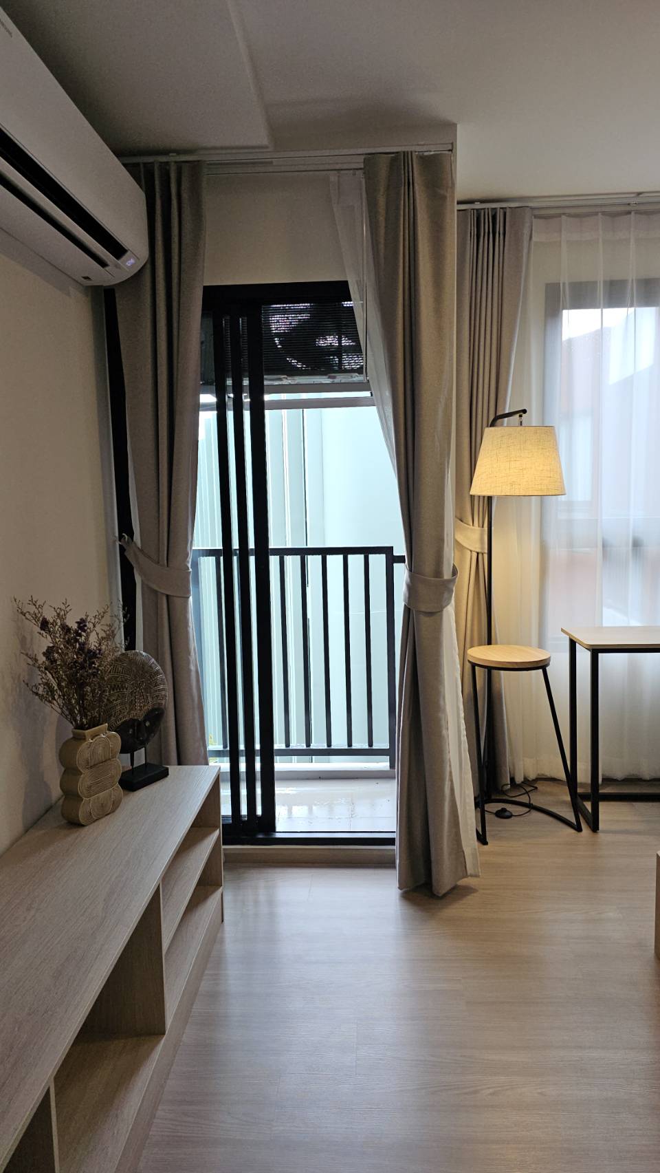 edc7e42bbd934550915eee32cc8ac186-1