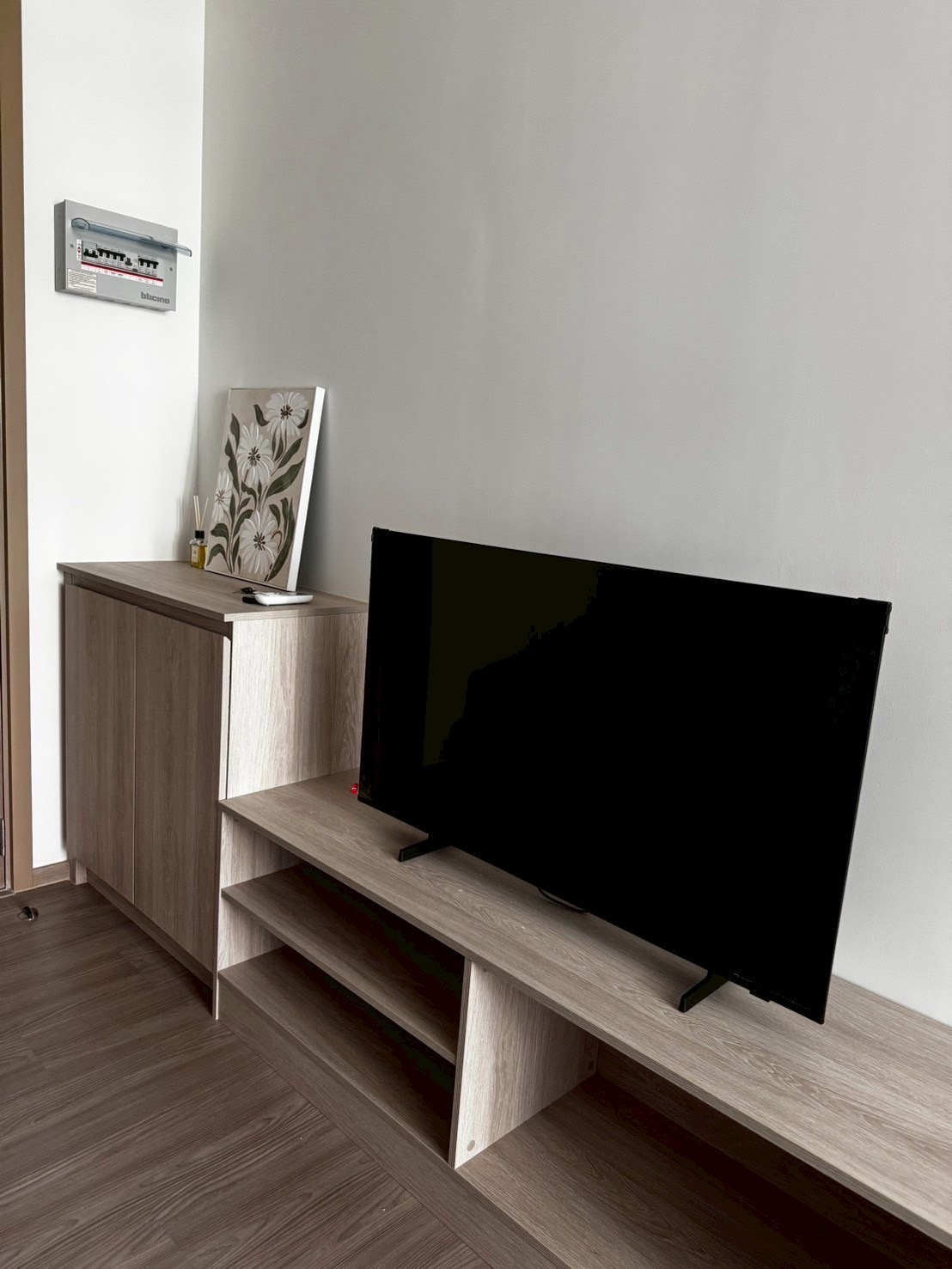 fd92cc7964174f80a5b519b3d8f7d093-1