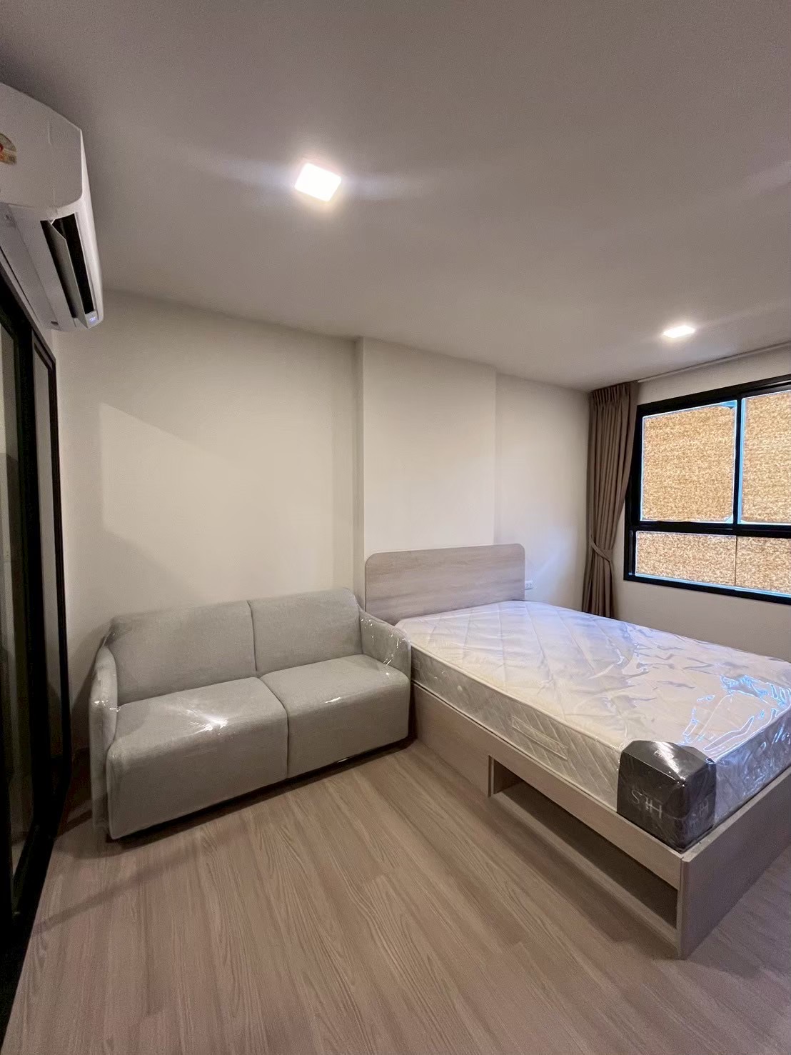 094bec455fae445f901ba91e587a4034-1