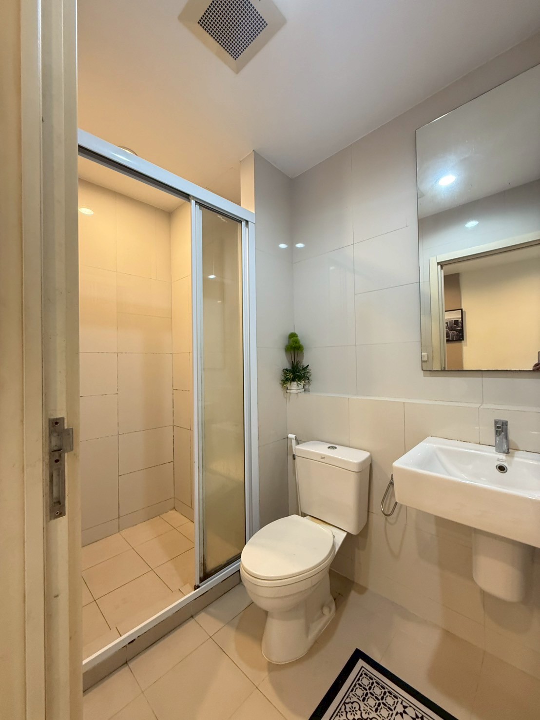 LINE_ALBUM_TBUT273_250911_2