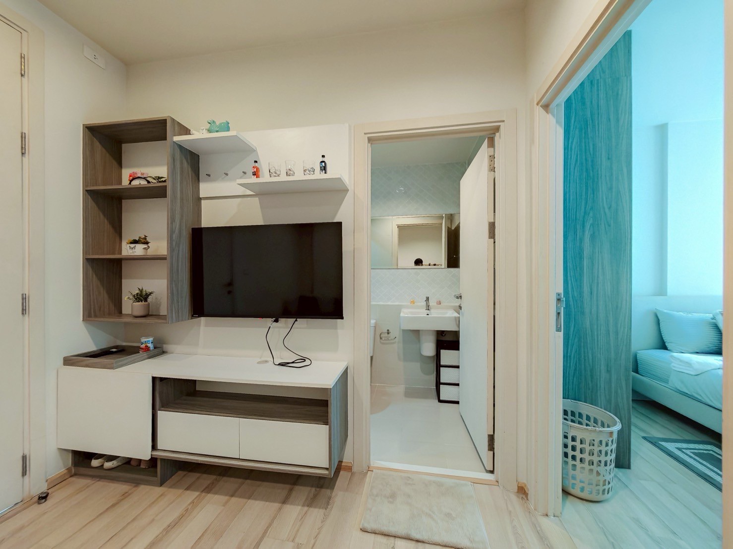 LINE_ALBUM_The-Base-Downtown-5187_250723_12