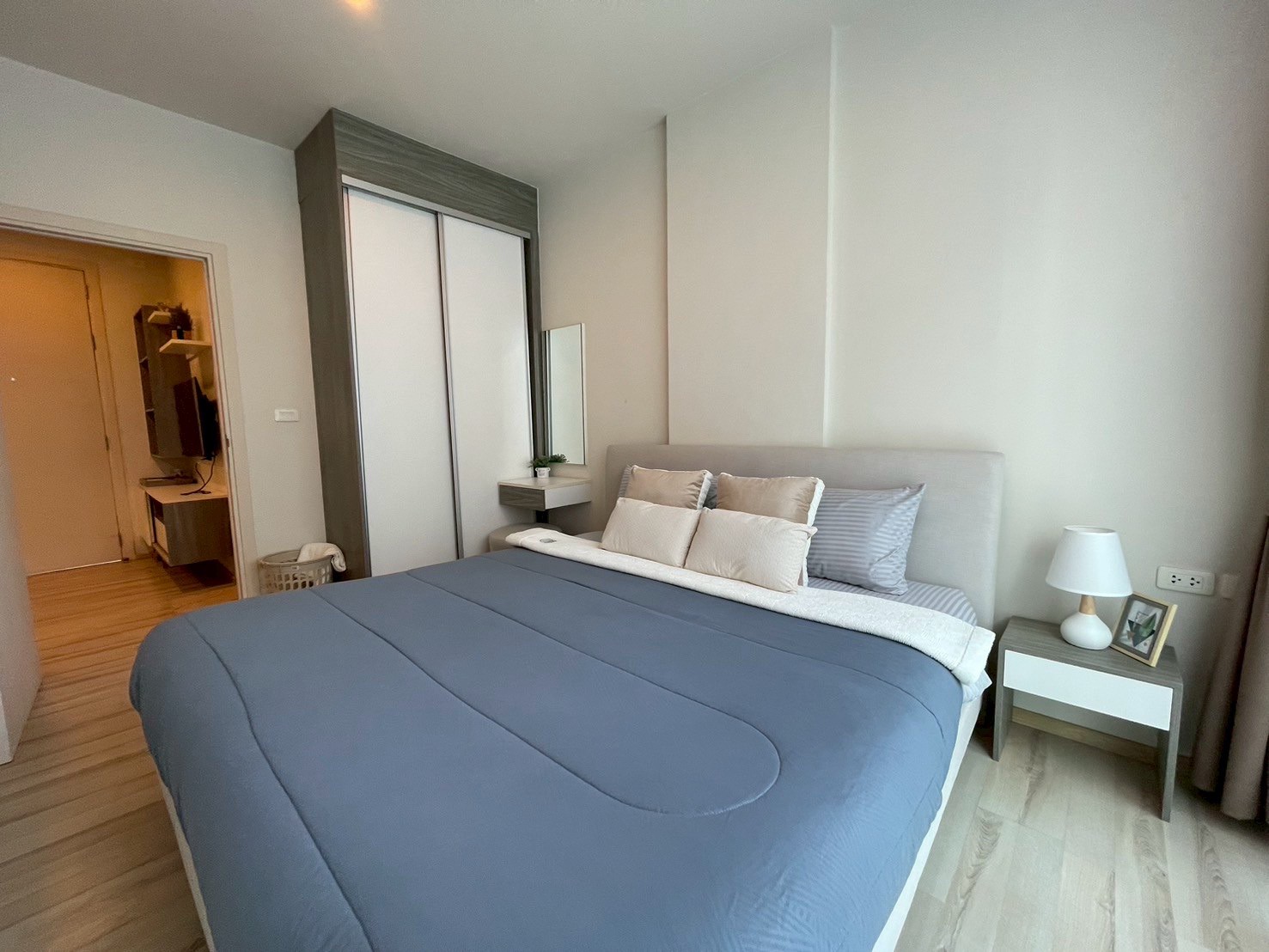 LINE_ALBUM_The-Base-Downtown-5187_250723_19