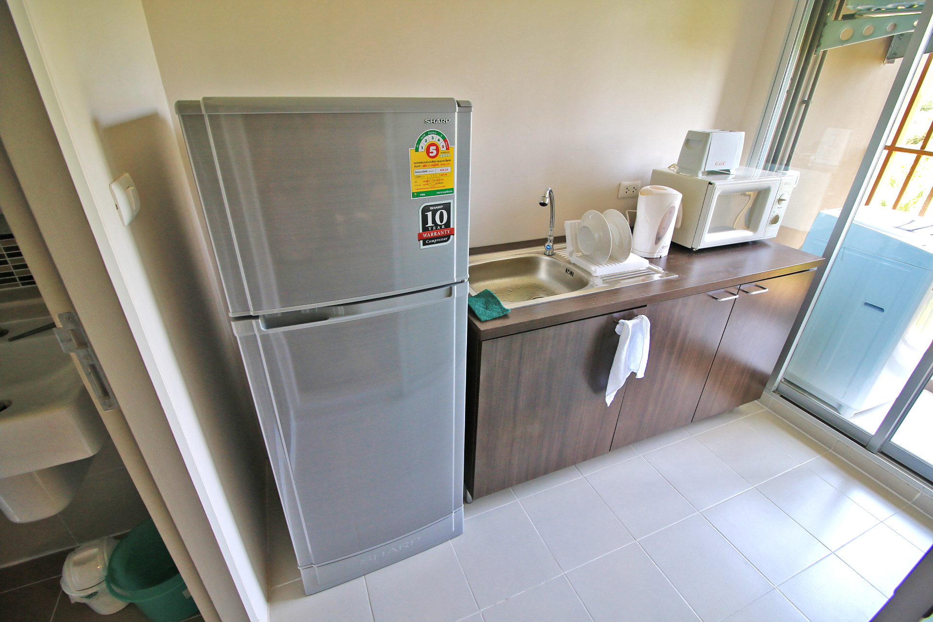 b1c4b3e52f864046a68564a28ee0438c-1