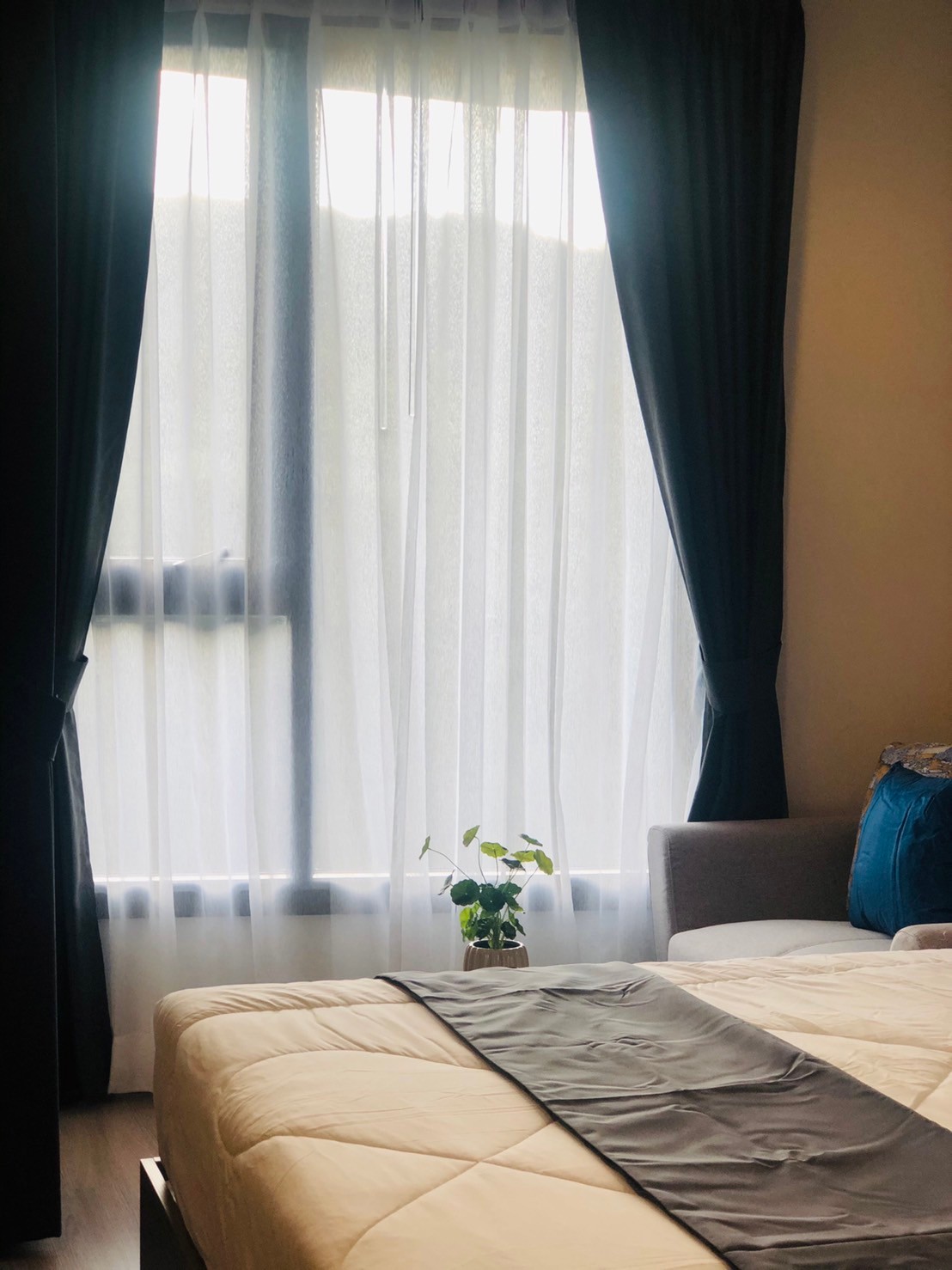 febe3337d2594750a432e3f1389d9413-1